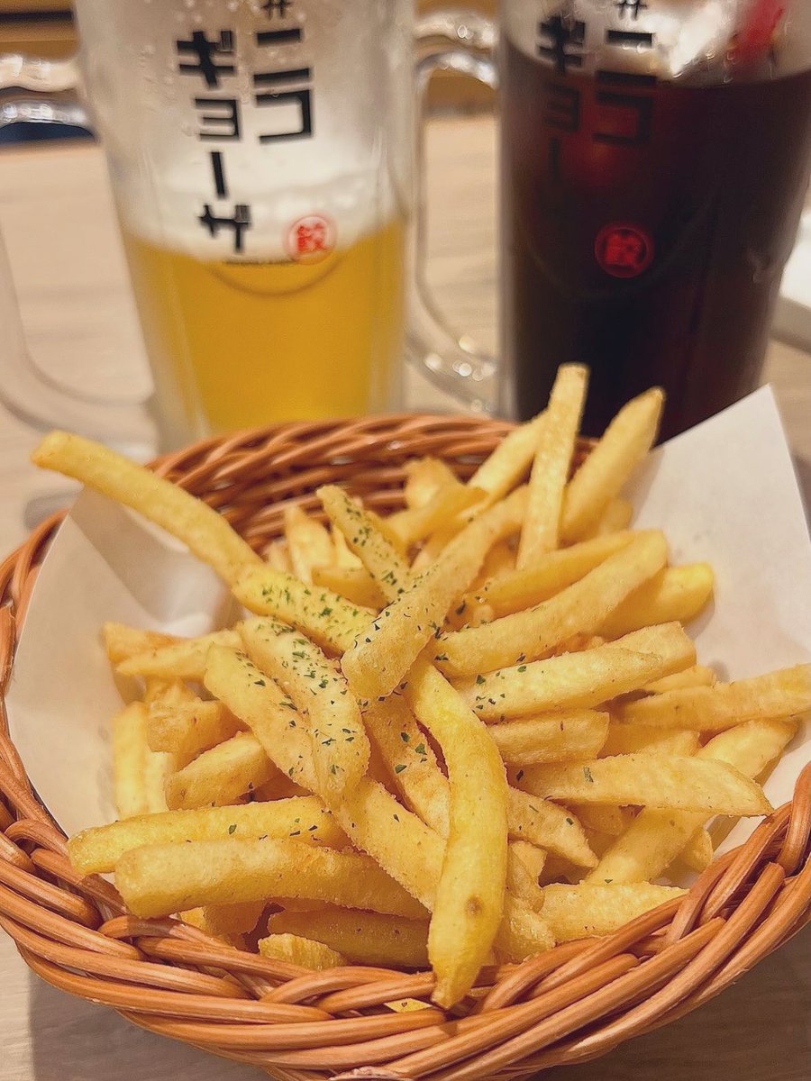 k35nago's tweet photo. 見つけたぁ
名古屋羽根付き餃子
にこにこ餃子 
お通しが揚げたてポテト🍟って
めっちゃ嬉しすぎ🫶
ビール🍺に合うアウアウ

餃子美味しい🥟 https://t.co/5ngAE0o0fr