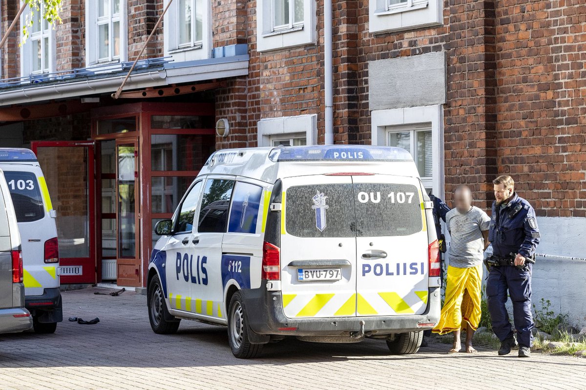 Veijo_Lappi's tweet photo. @akpekonen Luulin että sait hengenahdistusta tästä torstaisesta #meritoppilan puukotuksesta. Siinäkin suomalainen mies puukotti toisen hengiltä, mutta uhri olikin vähän vanhempi.
Tässä tosiaankin uhri lakkasi lopullisesti hengittämästä.
Kuvassa poliisi pidättää suomalaismiestä. https://t.co/3JE3e76yIM