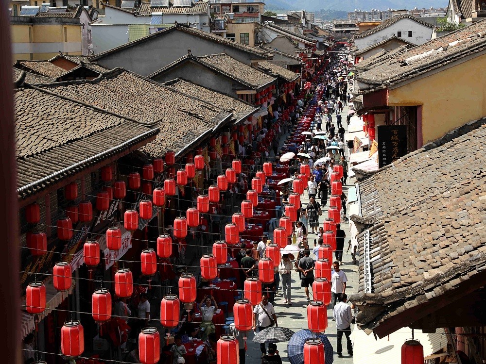 sharinghuili's tweet photo. The annual "Medicinal Food" Festival holding during the 
Dragon Boat #Festival is here! With 3,000 tables and nearly 30,000 people savoring the grand feast together, the spectacle is truly magnificent! 🌿🎉 

#Huili #DragonBoatFestival #HerbalFeast #foodie #Chinese #traditional https://t.co/o2cVNrLZ5e