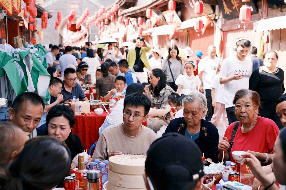 sharinghuili's tweet photo. The annual "Medicinal Food" Festival holding during the 
Dragon Boat #Festival is here! With 3,000 tables and nearly 30,000 people savoring the grand feast together, the spectacle is truly magnificent! 🌿🎉 

#Huili #DragonBoatFestival #HerbalFeast #foodie #Chinese #traditional https://t.co/o2cVNrLZ5e