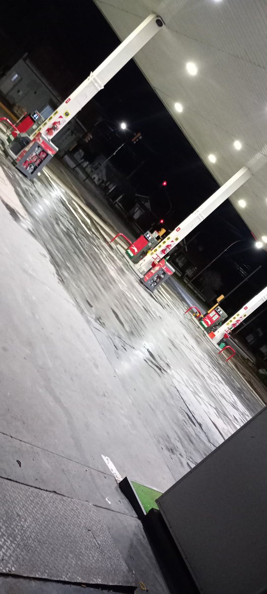Repitan conmigo: esto es la playa de una estación de servicio, ni una rotonda ni una darsena