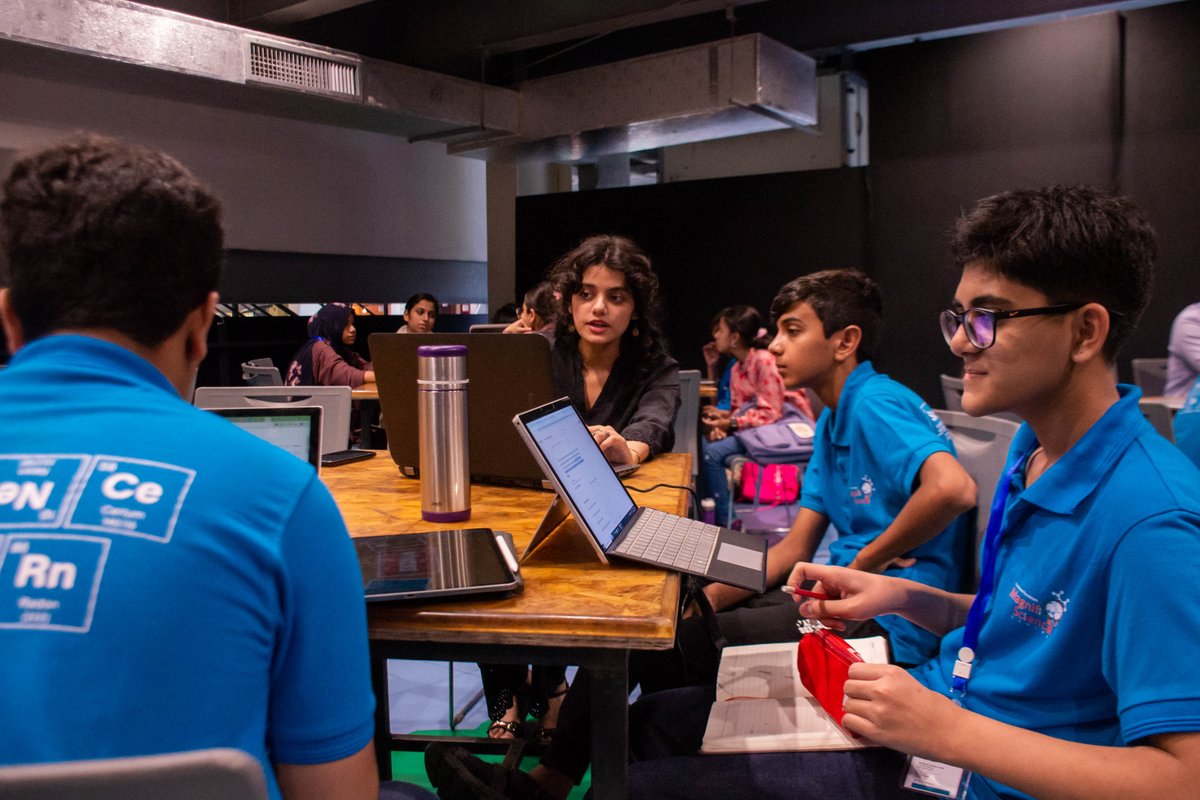 DawoodTdf's tweet photo. MSC's Junior Internship Programme brought together students from various schools for a collaborative learning experience. The interns explored diverse fields. This hands-on approach provided valuable insights into professional settings. 

#MagnifiScience #TDF #Dawood #Foundation https://t.co/1NjjxiiXRz