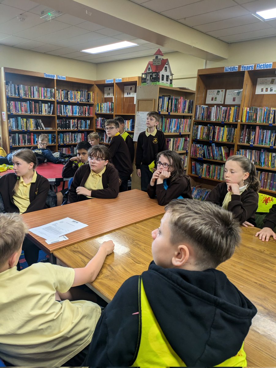 EastfieldPSHull's tweet photo. #5CW are enjoying their visit to @AnlabyParkLib π #EPSReading https://t.co/XUVqIcL0OH