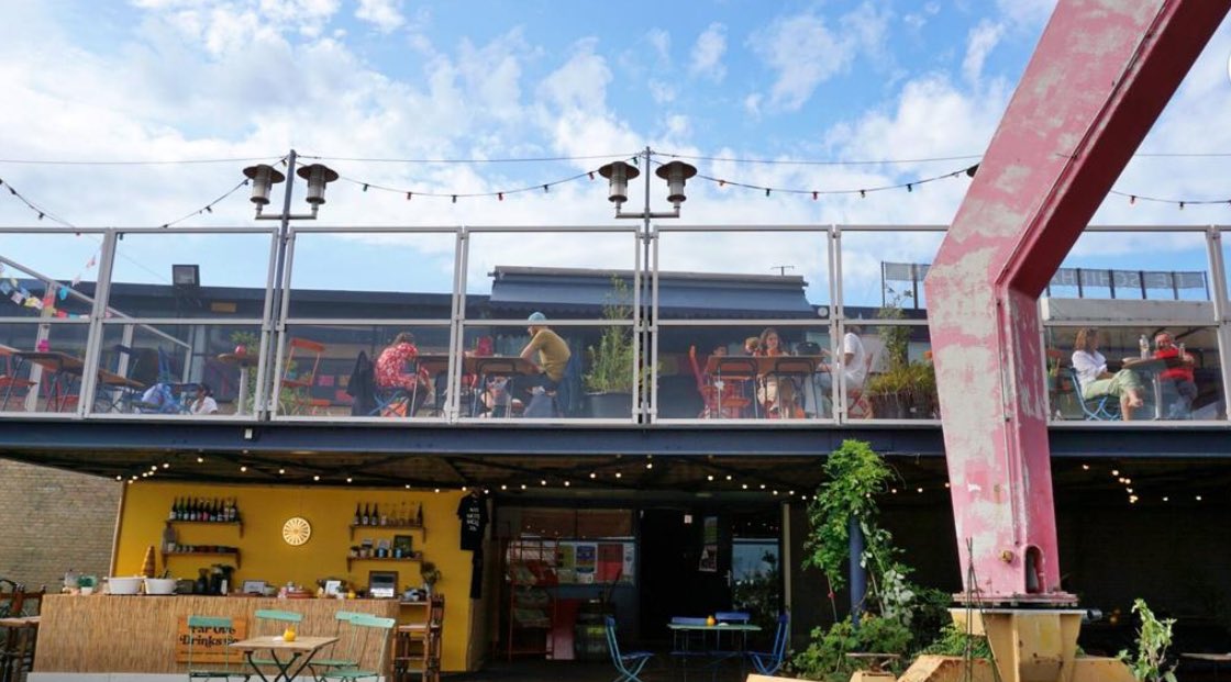 #vkozweekendtip: Oase en The Rumah hebben samen de kade van Oase omgetoverd tot een strandtent zonder zand! Hoe leuk is dat?! Aan de Maas even de stad vergeten aan.  🤩🏖️☀️
.
indebuurt.nl/rotterdam/nieu…
.
#VKOZ #zakelijkevenementenbureau #Rotterdam #eventtips #liveevenement