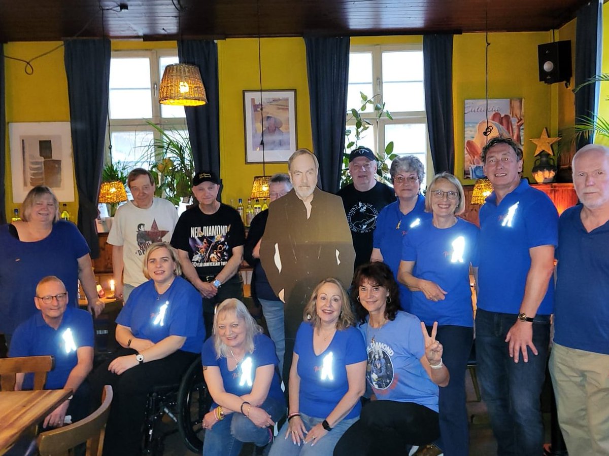 June came with a special anniversary: @ndiamondfansDE came into life a whopping 25 years ago, time to celebrate. Neil obviously attended, too 📷Great wknd in #Heidelberg w/ #fans from Germany and Austria: ate, drank, sang, laughed. Heidelberg, you've been fantastic! 📷