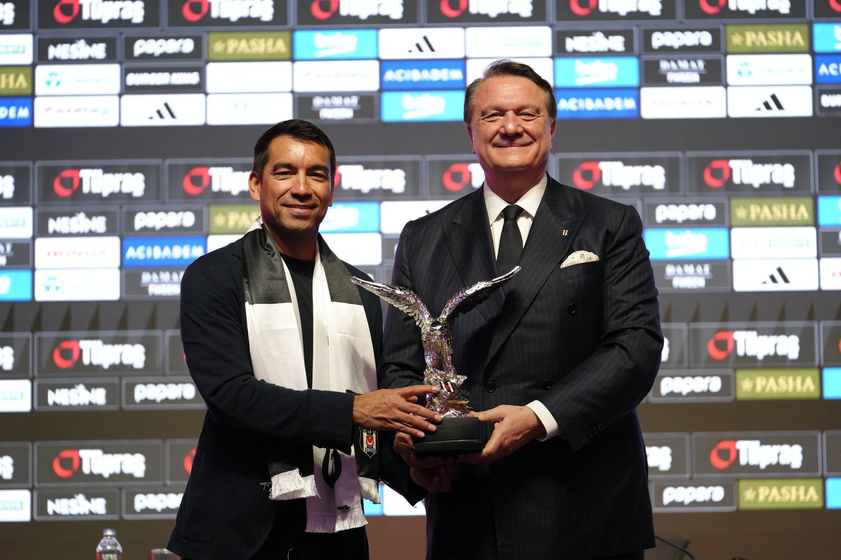 Teknik Direktörümüz Giovanni van Bronckhorst İçin İmza Töreni Düzenlendi

🔗  bjk.com.tr/tr/haber/89262