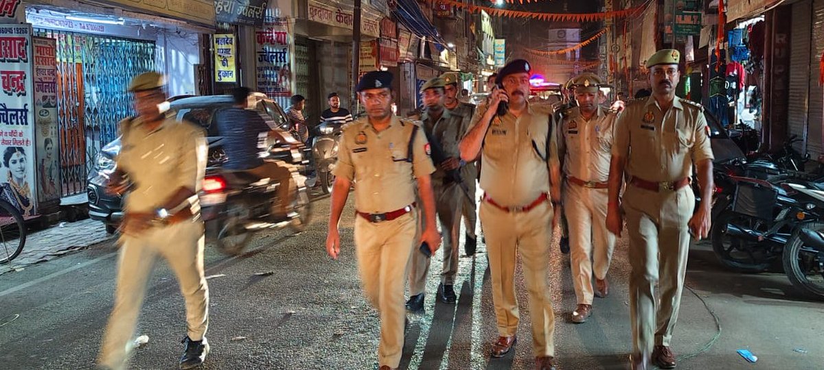 pratapgarhpol's tweet photo. SP, PBH @satpal_IPS के निर्देशन में ASP(E) एवं CO नगर द्वारा आगामी त्योहार/कानून-व्यवस्था के दृष्टिगत थाना कोतवाली नगर क्षेत्रान्तर्गत कस्बा/बाजार में पैदल गश्त कर संदिग्ध व्यक्तियों एवं गैरकानूनी गतिविधियों पर सतर्क नजर रखते हुए वाहनों की सघन चेकिंग कराई गई। https://t.co/mZLskQfEDl