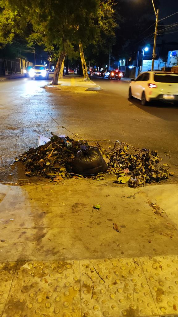 Hace 1 año tendría que haberse terminado esta obra, sobre la Avenida Carlos Antonio López, en Sajonia. Encima, desde abril hay un semáforo que aún no funciona. ¿Qué pasa <a href="/AsuncionMuni/">Municipalidad de Asunción</a> <a href="/oscarodriguezpy/">Oscar Nenecho Rodríguez</a>?