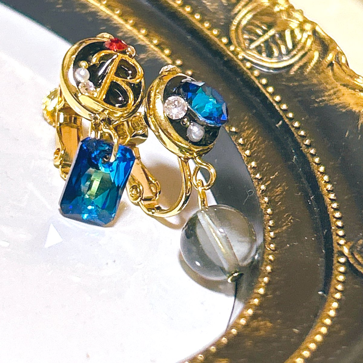 TeChampagne's tweet photo. ジャンル外のアカウントから失礼します🙇‍♂️
悪魔執事と黒い猫
イメージアクセサリー(イヤリング)
バスティン･ケリー⚔️(2/4)

瞳の色だったり、髪色だったりを取り入れて作りました〜！メインのクリスタルは、「バミューダ･ブルー」💎.*

※3･4枚目は過去作の🧸さんです😌
#あくねこ手芸部
#aknk手芸部 https://t.co/XTeZhFC3Qd