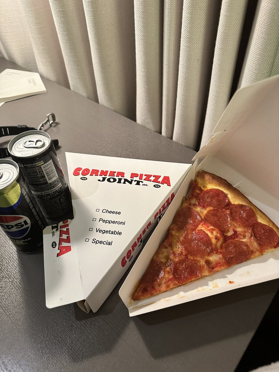 HoudiniDr's tweet photo. Pizza after sex is the best deal https://t.co/6V2DgL2vc2
