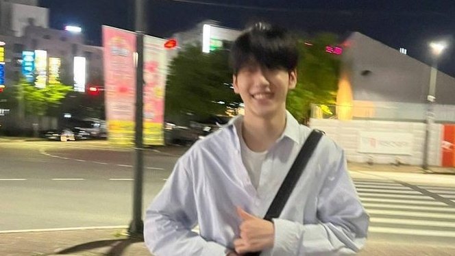 Ako'y Tinamaan
— filo #yeonbin au

; after coming home from a tiring shift, yohan (yj) grabbed the first thing that came into contact with his hand after seeing a man in the middle of their kitchen, whom he thought was a burglar, and hit him square on the head with a guitar.