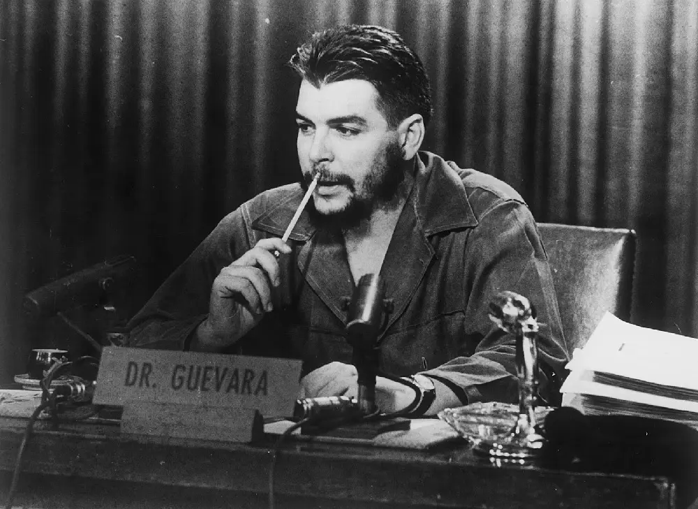 TraductorTeAma's tweet photo. Un día como hoy, hace 96 años, nacía este enfermo mental. Ernesto Guevara. Un tipo que disfrutaba matar, se violaba a sus mucamas y era un ladrón como todo comunista.

Lo recordamos como lo que fue, una basura:

- Humberto (Bert) Corzo, director desde 1994 del sitio Cubanet, Prensa Independiente, cuenta que Carlos Figueroa, amigo de Guevara en los días juveniles de Alta Gracia, Córdoba, recordó: “Yo le puse el Gallo Rápido, porque estaba comiendo, y al entrar la mucama la obligaba a subirse a la mesa para hacerle el sexo desesperadamente. Después se deshacía de la infeliz, y seguía comiendo como si nada. Usaba a las mujeres de nivel social inferior como objetos sexuales”.

“Hay que acabar con todos los periódicos. Una revolución no puede lograrse con libertad de prensa”.

“Para enviar hombres al pelotón de fusilamiento no es necesaria la prueba judicial. Ese procedimiento es un detalle burgués arcaico. ¡Esta es una revolución! Y un revolucionario debe ser una fría máquina de matar motivado por odio puro”.

“Los jóvenes deben aprender a pensar y actuar como masa. Pensar como individuos es criminal”.

“Tengo que confesarte, papá, que realmente me gusta matar”

“Sus compañeros no querían pasarlo por las armas, pero acabé el problema dándole en la sien derecha un tiro de pistola 32 con orificio de salida en el temporal derecho. Boqueó un rato y quedó muerto. Al proceder a requisarle las pertenencias no podía sacarle el reloj, amarrado con una cadena al cinturón. Entonces él me dijo con una voz sin temblar muy lejos del miedo: Arráncala, chico, total…´ Eso hice, y sus pertenencias pasaron a mi poder”.

“Según él, los homosexuales son contrarios al ideal de ‘hombre nuevo’. Son pervertidos sexuales. Por eso los persiguió y los internó en campos de trabajo”

Gracias Bolivia por haber hecho un mundo mejor.