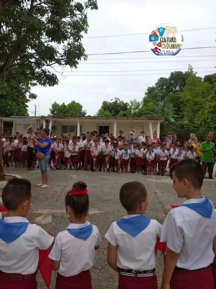Pioneros de la escuela primaria Antonio Maceo rinden tributo a Maceo y Che en el aniversario de sus natalicios.
#Chambas 
<a href="/mtycubanita1/">matycubanita</a> @chamberohoy <a href="/CAvilaRadio10/">Emisora Surco</a>