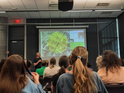 Hier, @Paq_Al et Charlotte ont pris la parole devant la <a href="/MTL_Ville/">Ville de Montréal</a> lors de la rencontre régionale sur la forêt urbaine pour présenter les travaux du PaqLab. Leur présentation a suscité de nombreuses discussions sur l'avenir de la gestion des forêts urbaines à Montréal.