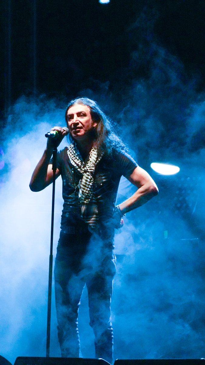 Şimdi de ülkemizdeki Siyonist israil ürünü şarkıcıların kimler olduğunu ekleyin bakalım ? Onların,”ben tarafsızım,karışmam” edalarına, hallerine bayılacaksınız! Millet doğal olarak kim olduklarını merak ediyor! Katillerle kol kola yürüyenleri bilmek herkesin hakkı ,değil mi?