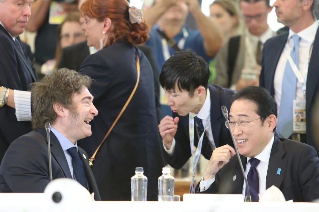 ProfSalinas's tweet image. Un León y un Dragón juntos, acordándose de viejas batallas y andanzas. @jMilei