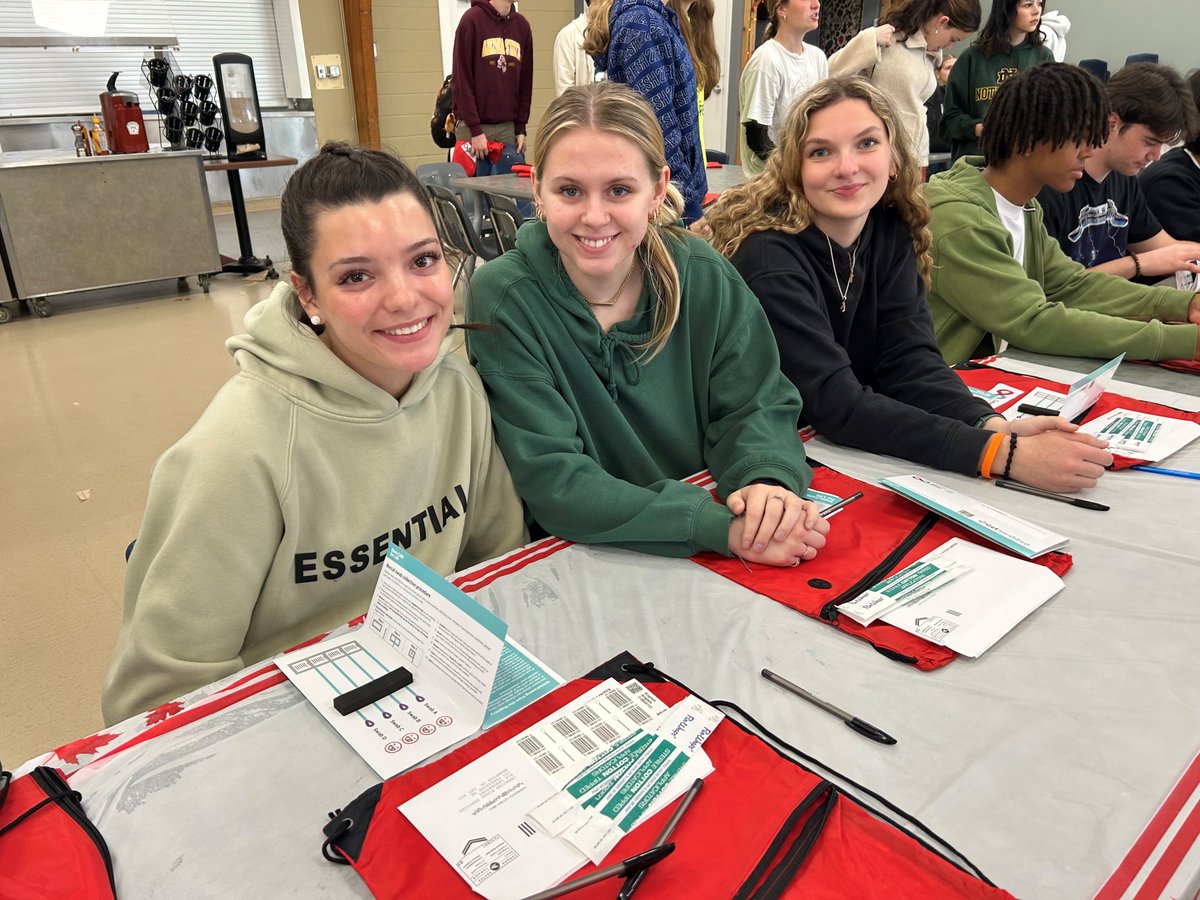 NDHoundsHockey's tweet photo. @AMCNotreDame Canadian Blood Services come to Notre Dame to take student Stem Cell Swabs for Hound Alexa Albert. It was an overwhelming turnout from all students. Join us to find a match for Alexa and get swabbed. #ndhoundshockey #canadianbloodservices #alexaalbert #ndhounds https://t.co/pDH5LwCIpC