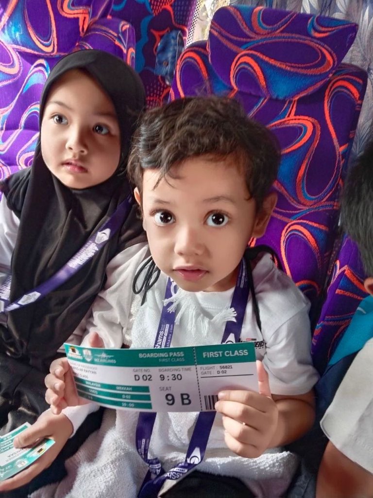 Cucuku Farid Ar Rayyan bin Firdaus Abdullah (4.7) belajar Manasik Haji di Play Group Sekolahnya di Kl.
Semangat ya Farid....!