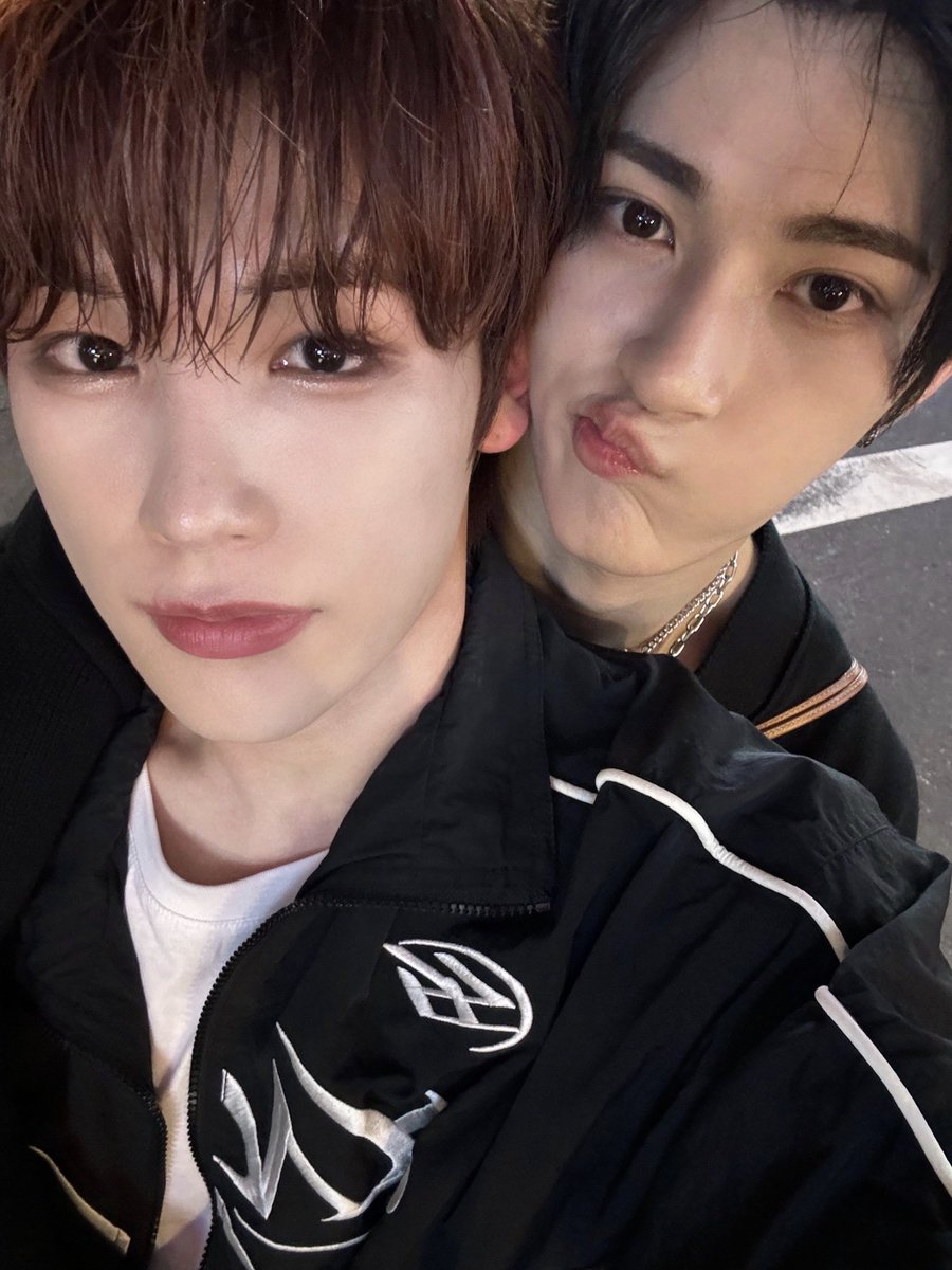 XODIAC_MEMBERS's tweet image. [#규민🐶] 

우리 소디엑의 자랑스러운 막내 리오야 생일 축하해!!
우리 같이 방 쓰면서 좋은 추억이 진짜 많다! 서로 고민 얘기도 많이 하고 행복한 얘기도 많이 하고 ㅎㅎ 
앞으로 같이 활동하면서 우리가 그린 미래대로 흘러갔으면 좋겠어 
항상 잘 대해줘서 너무 고맙구 우리 같이 오래오래