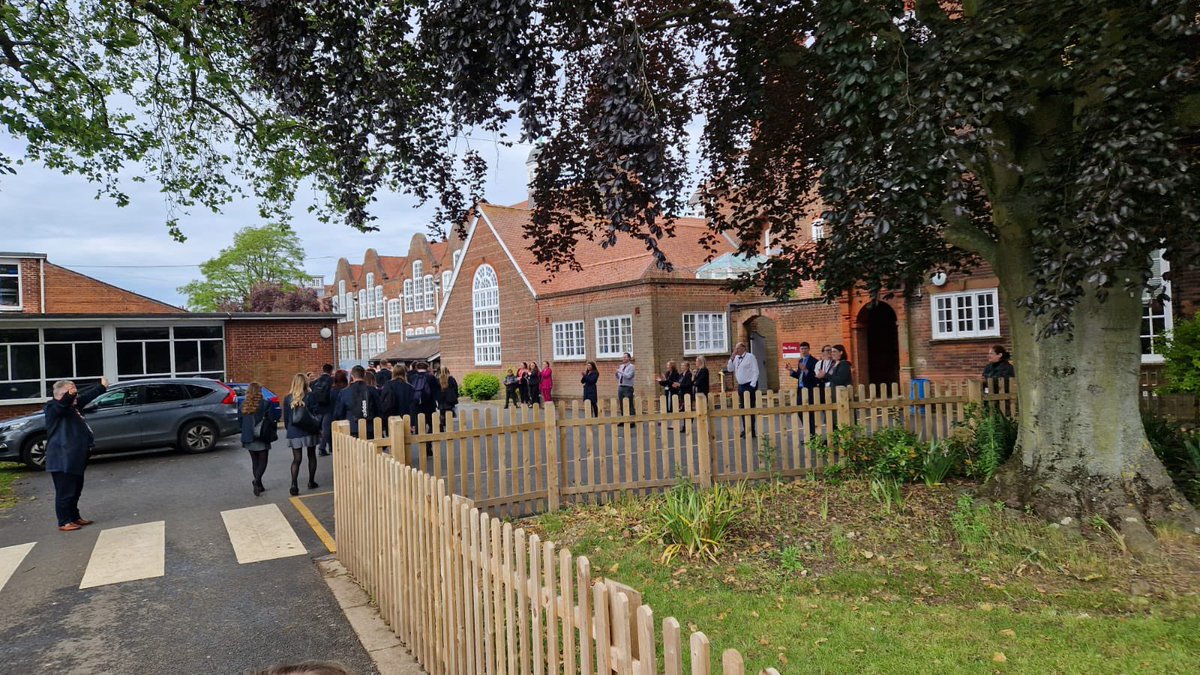 kesacademy's tweet photo. 5 year journey completed 👏
Well done Mr McNeil and Mr Griffiths on a fantastic send off for the year group
Applause from last exam from staff into the Great Hall for assembly 👍
#seeyouatprom 👗 https://t.co/dO2lhwwvUp