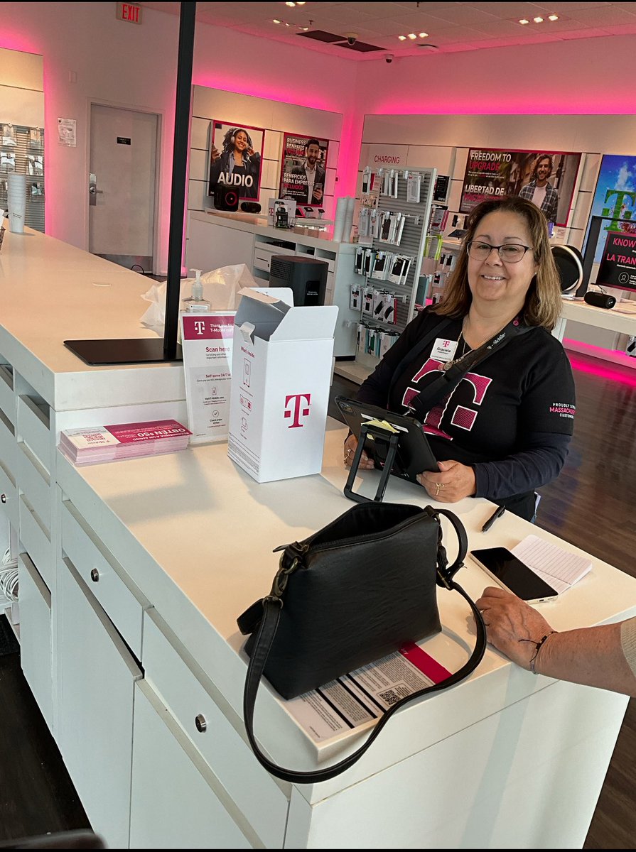 Ms. Grace providing the B.E.S.T Experience to our customer by helping them save some $$$ this Father’s Day by switching their Home Internet Servies over to T-Mobile!! Ms Grace made sure to seriously serve our customer and Provide #BESTExperience