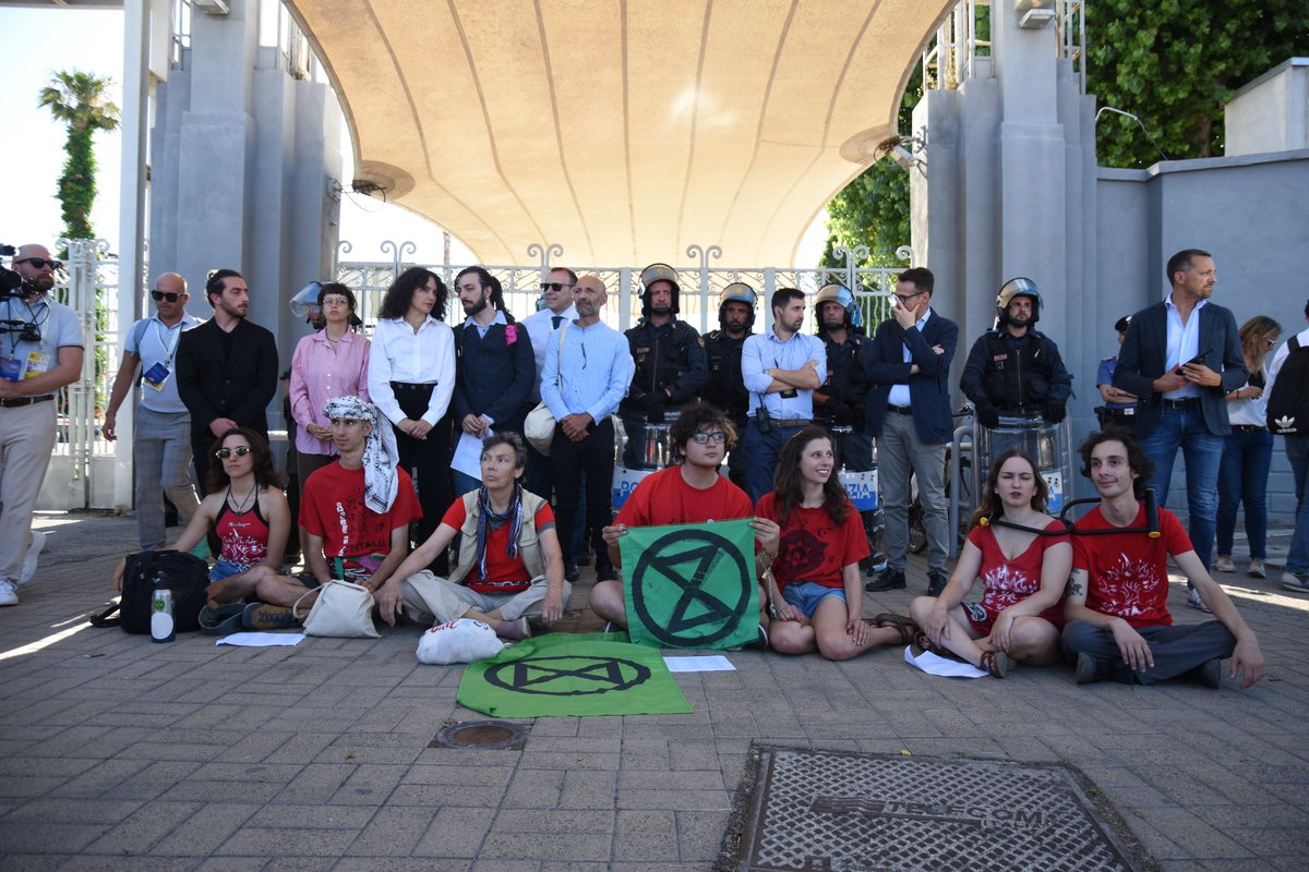 XrItaly's tweet photo. 🔴 G7: MEDIA CENTER OCCUPIED

#ExtinctionRebellion occupies the entrance of the Media Center in Bari, a facility hosting more than a thousand journalists from all over the world who are covering the #G7.

Although the leaders are partying, the world is on fire more than ever. https://t.co/wd09HjLlEa