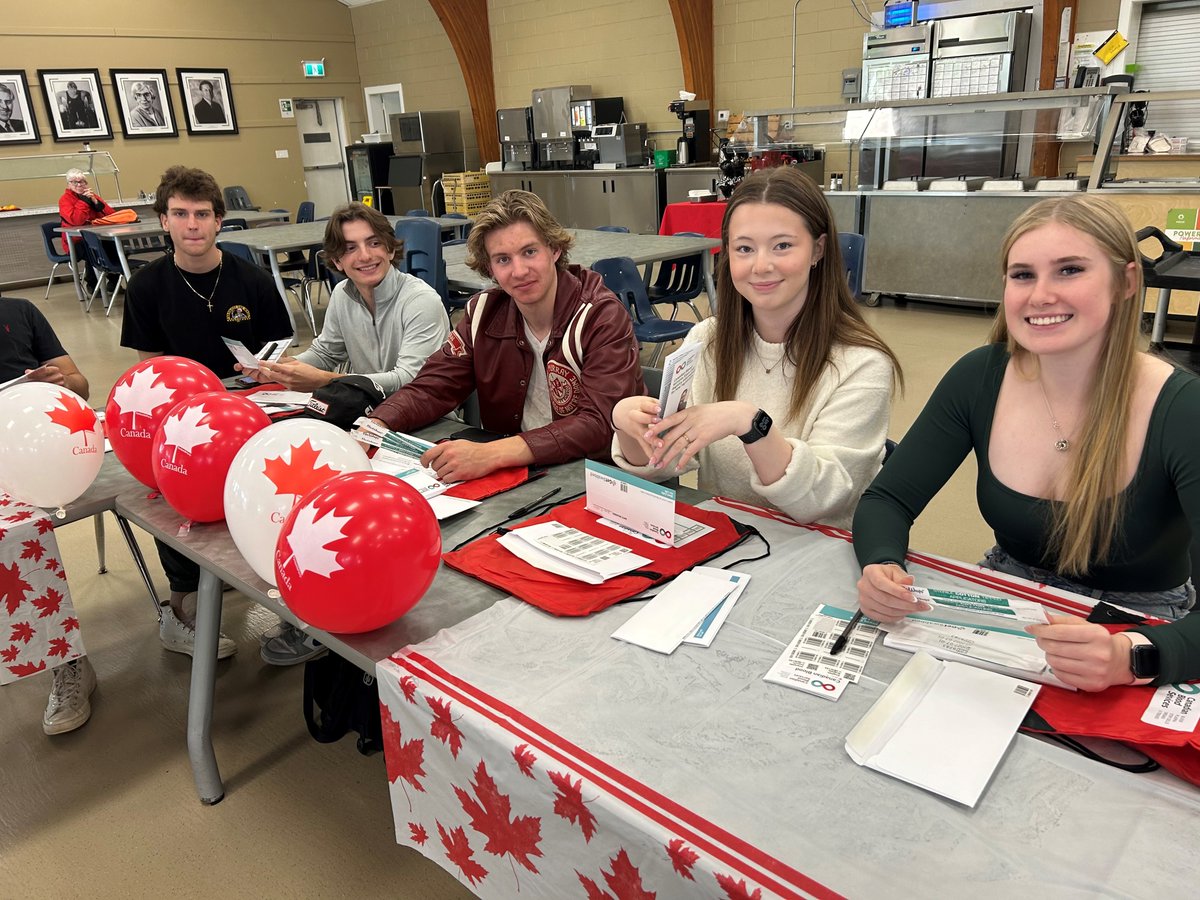 AMCNotreDame's tweet photo. Canadian Blood Services come to Notre Dame to take student Stem Cell Swabs for Hound Alexa Albert. It was an overwhelming turnout from all students. Join us to find a match for Alexa and get swabbed. Great Job Hounds! #ndhoundshockey #canadianbloodservices #alexaalbert #ndhounds https://t.co/jSg5zvsVEN