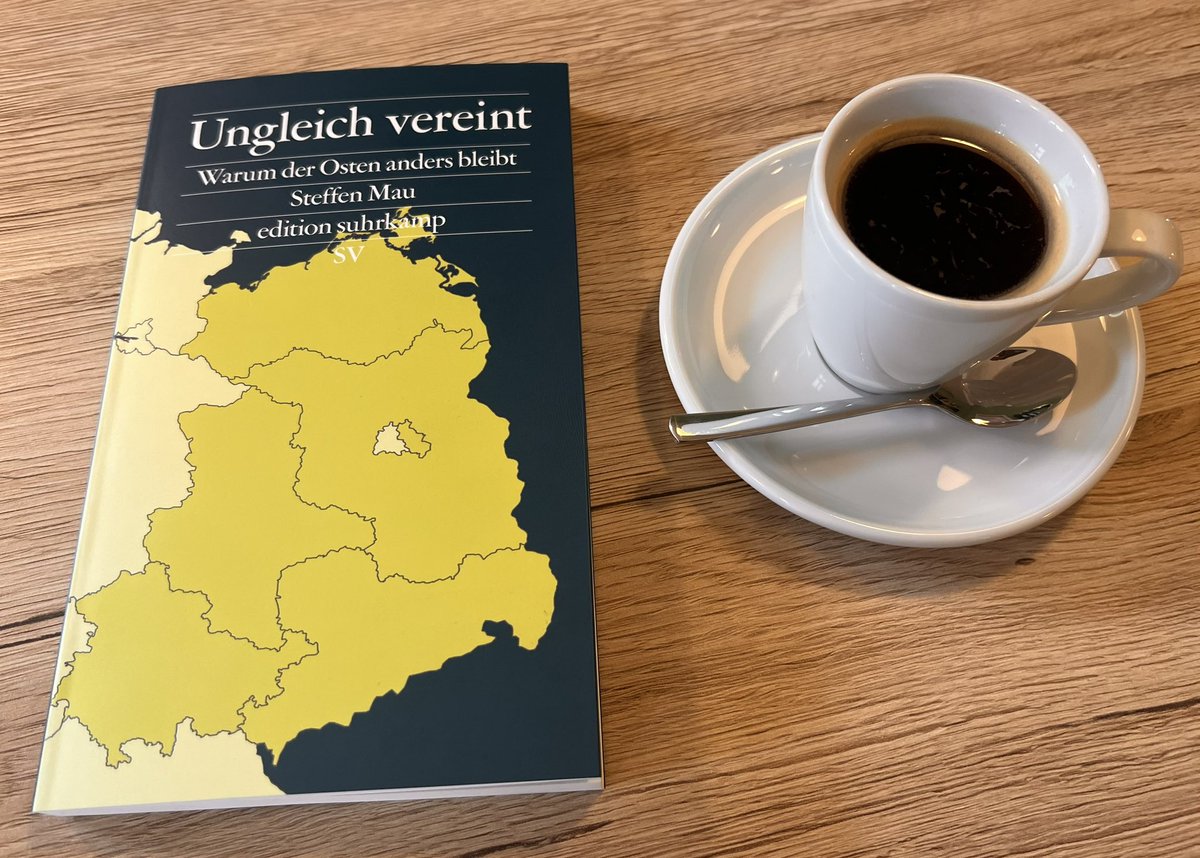 Zu keinem Zeitpunkt als nach dem Wahlergebnis des vergangenen Wochenendes käme dieses Buch passender. 

Der Berliner Soziologe Steffen Mau thematisiert das Ost-West-Verhältnis 34 Jahre nach der Wiedervereinigung. 

#PoWiLektüre
<a href="/MauSteffen/">Steffen Mau</a>