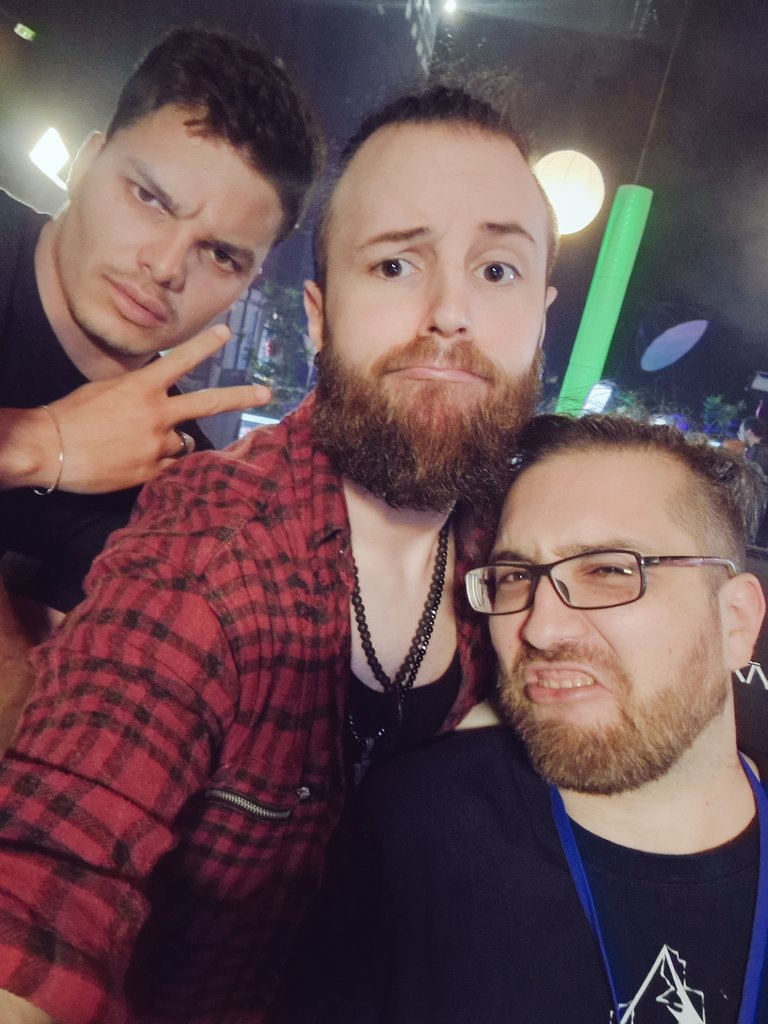 On dirait une photo de fin de vieille soirée mais c'est en fait tout l'inverse.

Dans quelques minutes, on part pour 55h de Stream pour <a href="/a_live_event/">A-Live Event</a>!

Les setups sont à l'arrache, la team tout autant.
Parfait.

ttv/aishuu