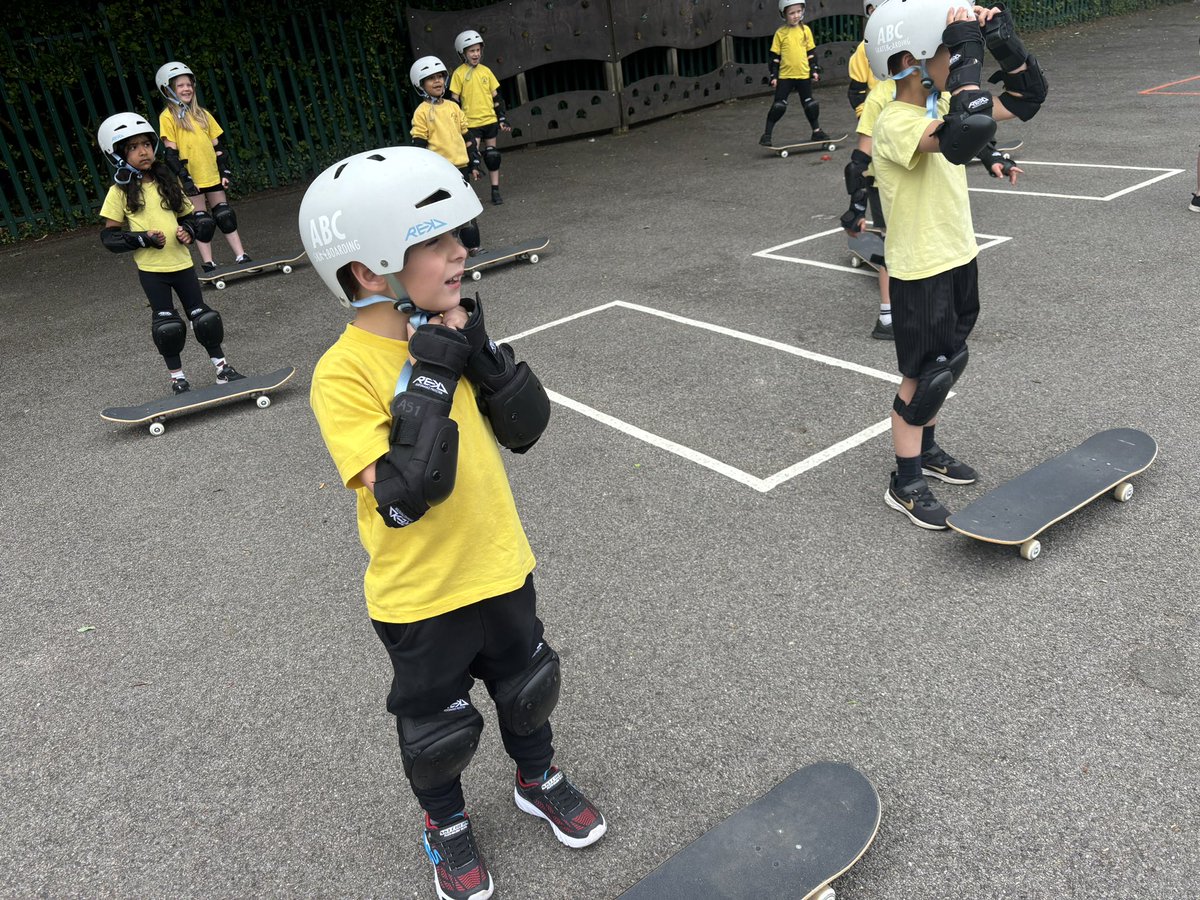 Skateboarding yesterday, The coaches reminded us of last week’s learning before challenge us to jump on and off our skateboards! GROUP 1