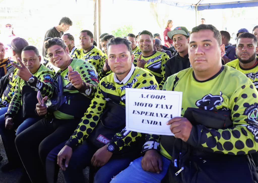 Realizamos una nueva entrega de cauchos a 7 organizaciones de mototaxistas que se encuentran registradas en nuestra Alcaldía. Hasta ahora van más de 1000 cauchos, para que sigan brindando un servicio de calidad y seguro a nuestros usuarios del Municipio Sucre. #VenezuelaPotencia