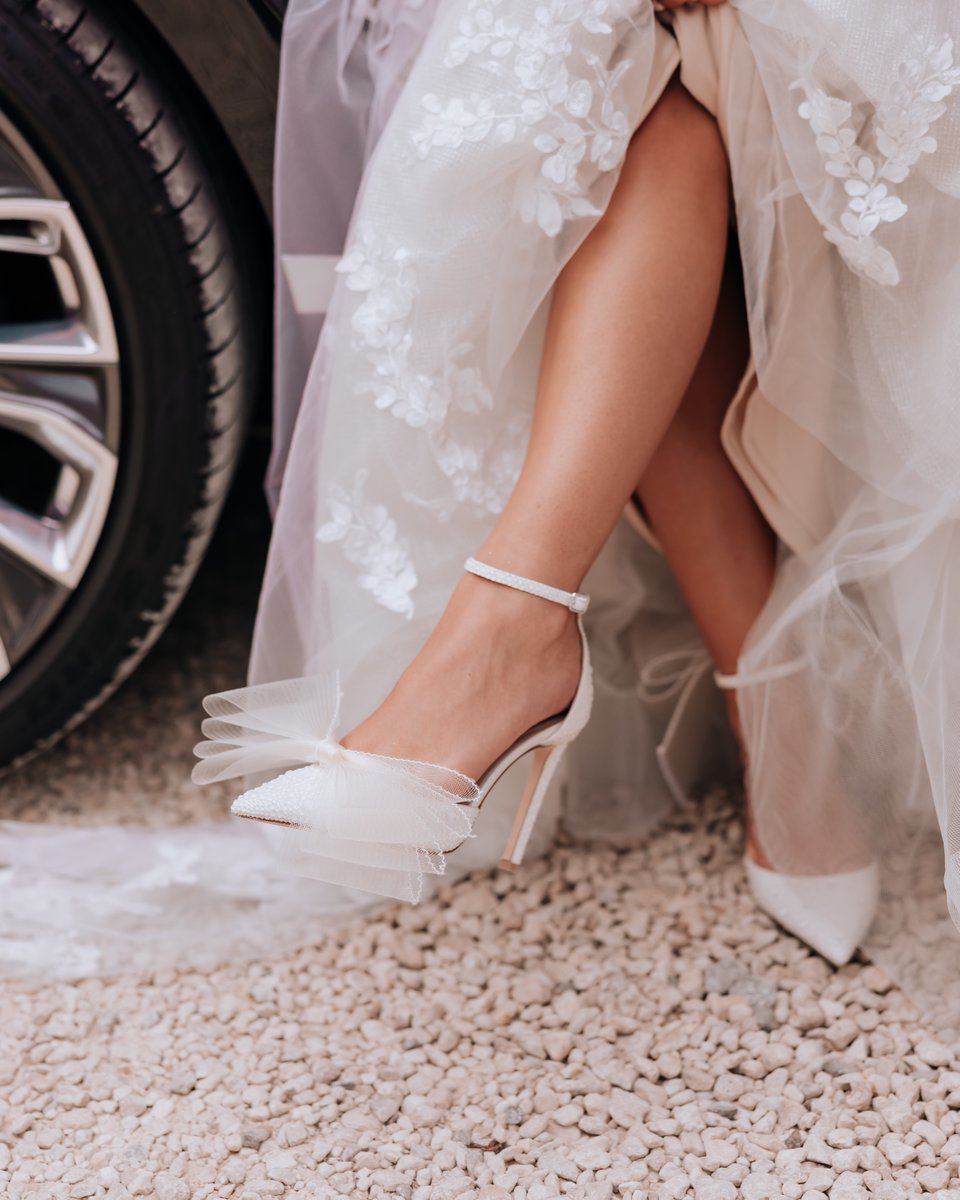 YOU DESERVE NOTHING LESS // Celebrate your love in a grade II listed country house standing proudly within a 14-acre grand estate. 

Steeped in grandeur, become the diamond of the season at Sant Ffraed House 💎

#LuxuryWeddingVenue #SantFfraedHouse