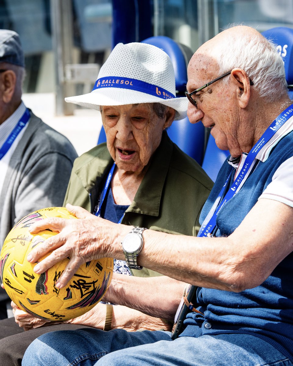 GrupoBallesol's tweet photo. ¡Un pequeño recopilatorio del 2º ciclo de los #TalleresReminiscenciaFútbol que llevamos a cabo junto a @FEAFV y @FundacionLaLiga! 💙⚽️
  
Para ayudar a los mayores a recuperar #recuerdos y #emociones del pasado. #SomosHistorias https://t.co/VdFBsvqtJt