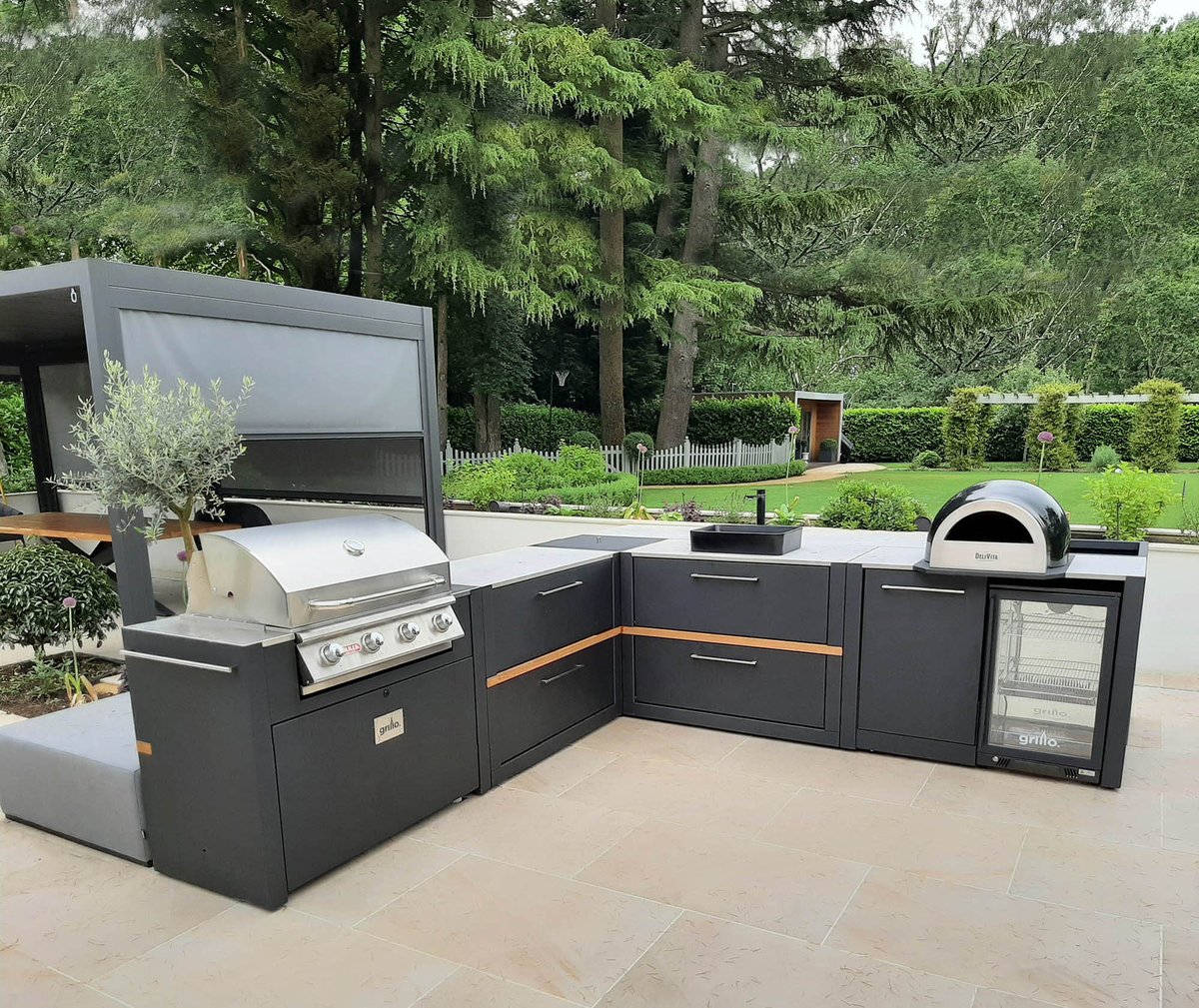 A throwback to this stunning project☀️🍕

Get inspired by the latest Grillo projects on our website: grilloliving.com/projects/

#outdoorkitchen #gardendesign #landscapedesign #landscaping #gardening #garden #home #gardeninspiration #grillo #bbq #grilling #luxury