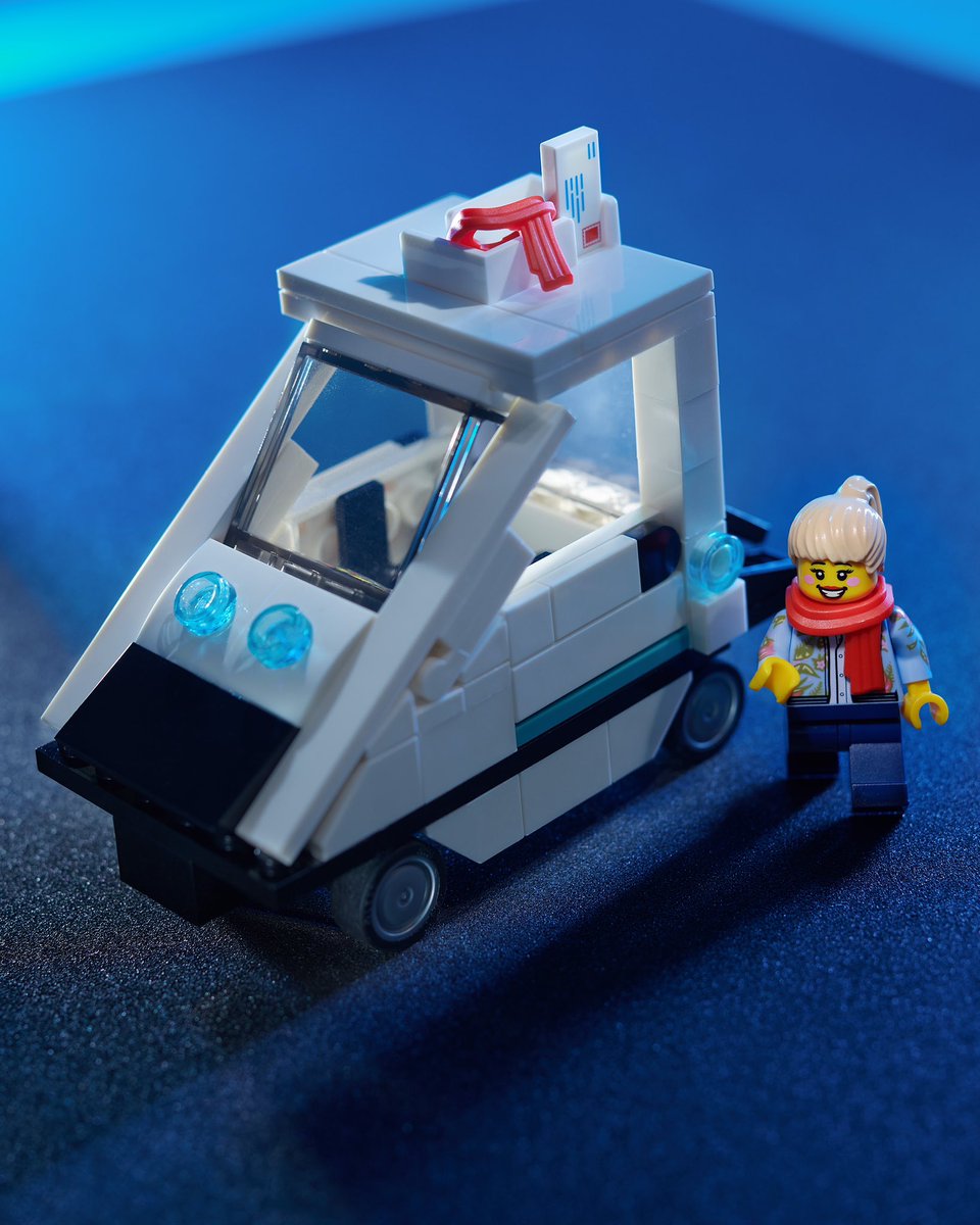 jennjaske's tweet photo. A modified copy of the #Comutacar model. 🤭 🧀🔋On the roof, there’s a small luggage rack. The car fits exactly 2 people with millimeter precision 😅. It’s a bit tight and not very cozy, but it works. Ready to hit the road #jjk_brickphotography #SiPgoesTGIF_importantcargo https://t.co/1hgTFcMWk1