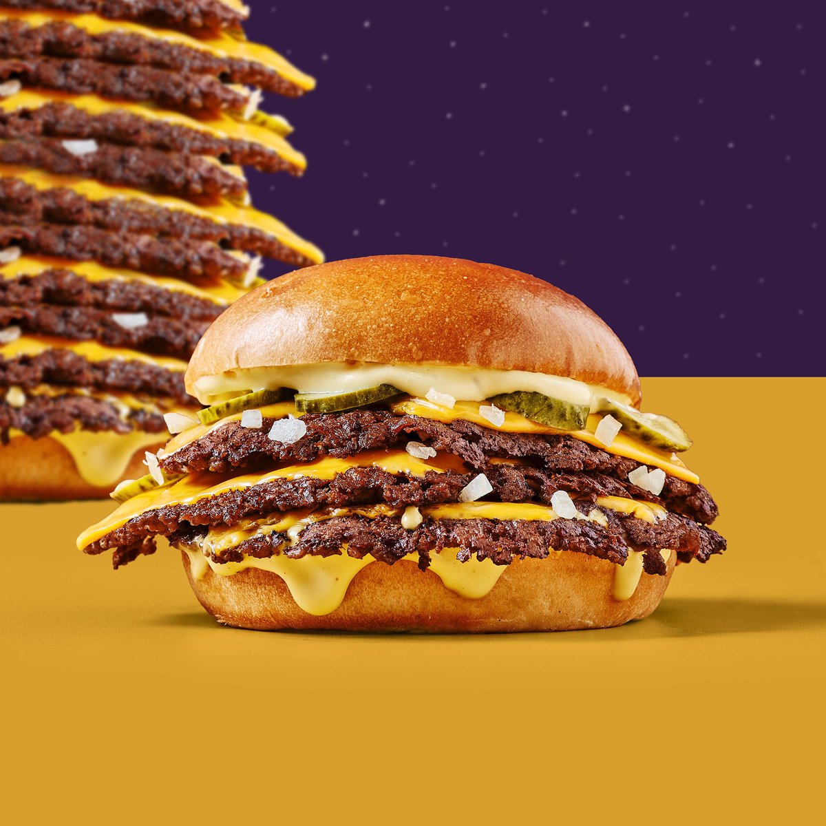 Nous avons hésité à faire un smash avec tellement de steaks qu’il toucherait directement les étoiles. Puis, on s'est dit que commencer par une version triple, c’était déjà pas mal ! ⭐️🍔

Nos trois burgers sont maintenant disponibles en version triiiple !