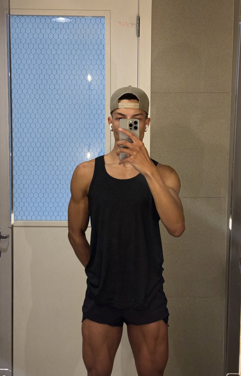 coreydarin_'s tweet photo. 🙋🏽 + 📦 https://t.co/km74e17rrF