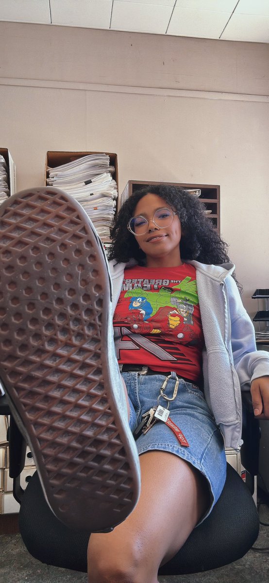 Princessailaa's tweet photo. May I step on you ? https://t.co/QfTbwvYylY