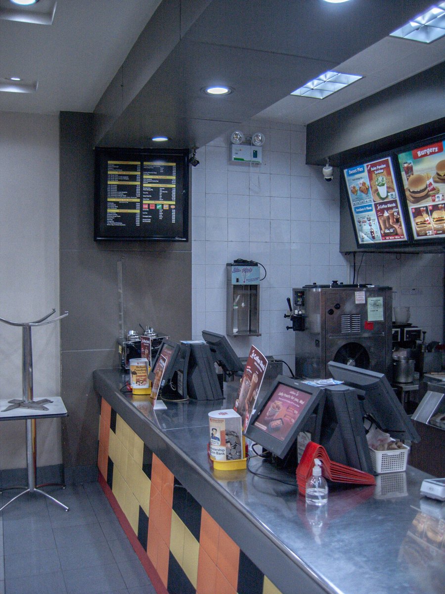 _nt03_'s tweet photo. @Lightroom These pics aren’t much but it’s of a local fastfood restaurant that’s still unchanged since the mid-2000s. These pics got over 100,000 likes on Tiktok in just a day :) https://t.co/TWRY9k1JxT