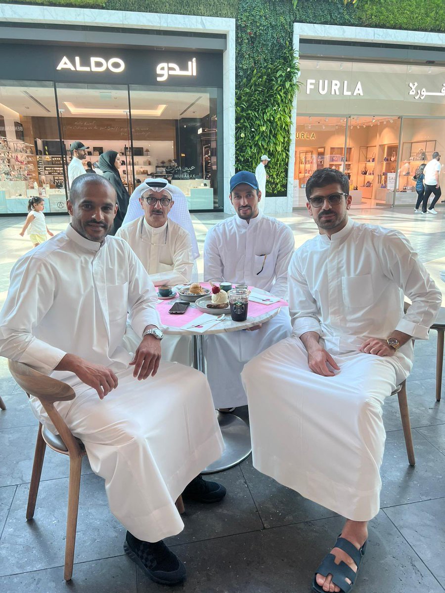 شكرا للأخ الغالي جاسم الحربان على هالجمعة الطيبة و تكريمك لإخوانك اللاعبين كثر الله خيرك وماقصرت 💛💛
<a href="/JASSIM61kwt1/">جاسم محمد الحربان</a>