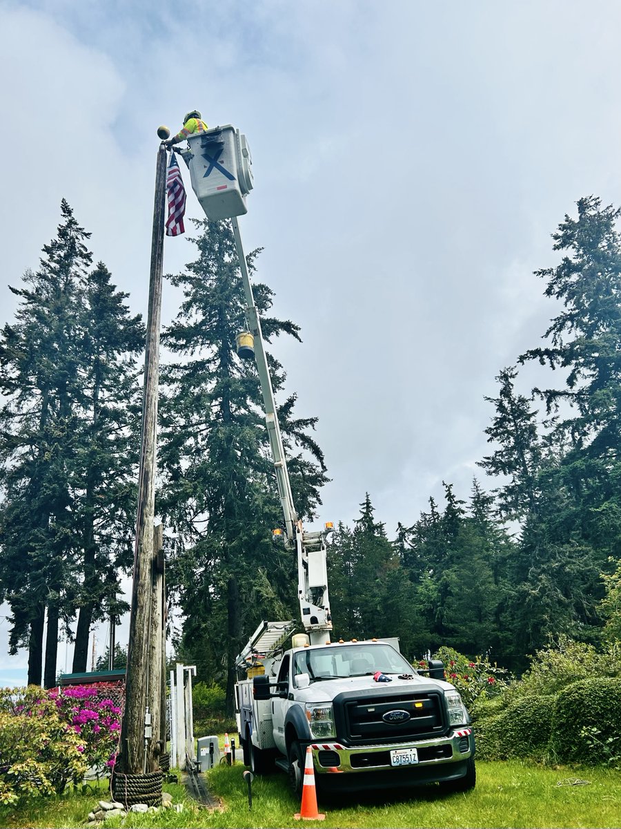 It's Flag Day and we are thrilled to share the story of a Comcast technician and veteran bringing Operation Old Glory to Whidbey Island - using a Comcast truck to replace a damaged flag in Oak Harbor. 

washington.comcast.com/2024/06/14/com…