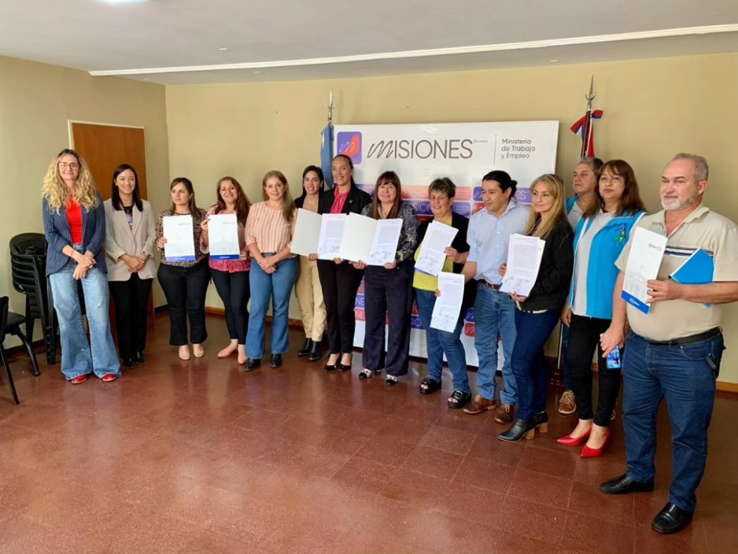 trabajomisiones's tweet photo. 🤝 Se llevó a cabo la Mesa de Trabajo Docente integrada por funcionarios del gobierno provincial, sindicatos y asociaciones. Tuvo como objetivo fortalecer las acciones conjuntas de prevención, sensibilización y abordaje de la Violencia Laboral en el ámbito educativo. https://t.co/0Fp2m7px5T
