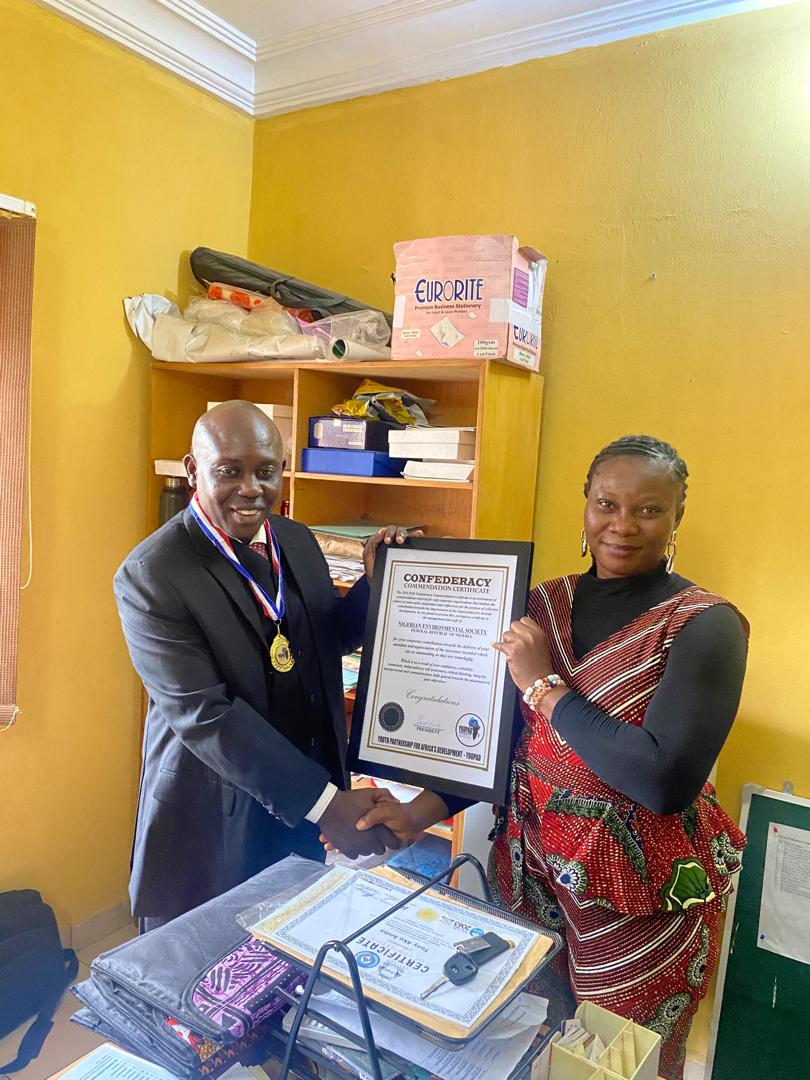 NationalNes's tweet photo. NES National President (Dr. Efegbidiki Okobia) @okobia receives the "Thomas Sankara Pan African Prize for Excellence; An Icon of Selfless &amp; Innovative Leadership Award" by Youth Partnership for Africa's Development (YOUPAD) #Africa #Development #Environment #NESACTIVITIES https://t.co/ZwDZwHo8Ox