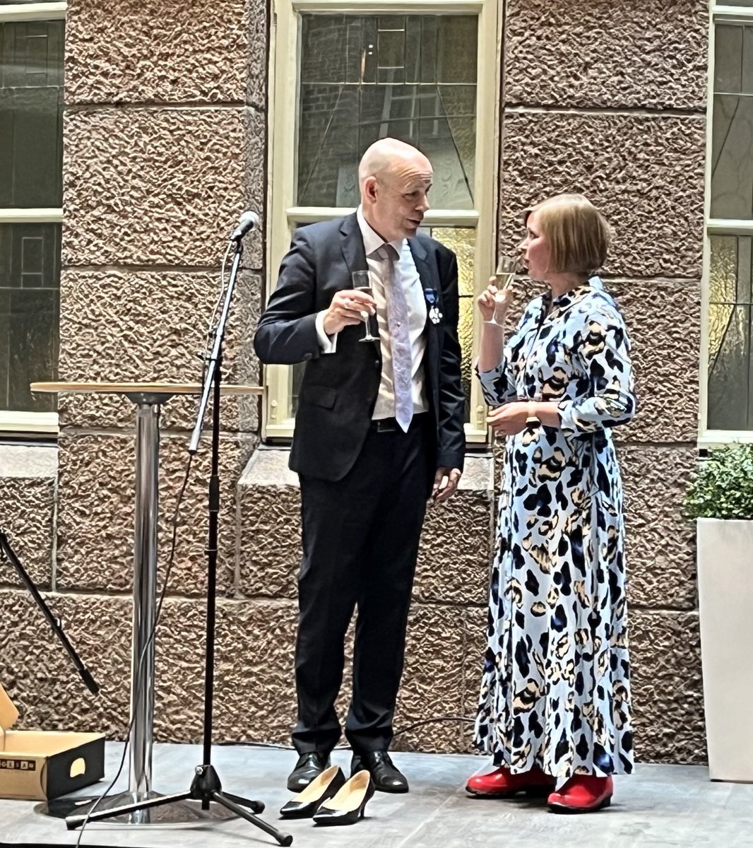 Hämeen kauppakamarin vahdinvaihto menossa Lahden kaupungitalolla. Isot kiitokset Jussille yhteistyöstä ja parasta menestystä Annelle. Huom. Annella Jussin lahjoittamat punaiset saappaat 😁 ⁦<a href="/K2HAM_/">Hämeen kauppakamari</a>⁩ ⁦<a href="/AnneVanhala/">Anne Vanhala</a>⁩ ⁦<a href="/EerikainenJussi/">Jussi Eerikainen</a>⁩