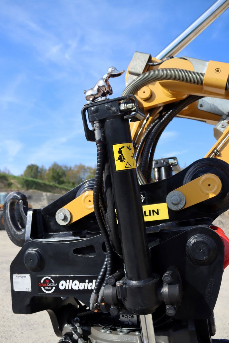 ABZ_News's tweet image. Das Unmögliche möglich machen: Von der Idee, seine #Baumaschine um weitere Funktionen zu erweitern, ließ sich Ludwig Ortlieb nicht abbringen. Er wollte mit seinem #Cat #Mobilbagger #M317F einen #Anhänger mit Werkzeug ziehen, wie #Zeppelin berichtet ... ow.ly/ZSCY50Siz5Y