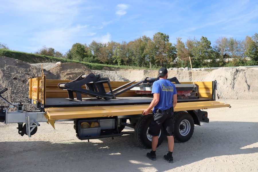 ABZ_News's tweet image. Das Unmögliche möglich machen: Von der Idee, seine #Baumaschine um weitere Funktionen zu erweitern, ließ sich Ludwig Ortlieb nicht abbringen. Er wollte mit seinem #Cat #Mobilbagger #M317F einen #Anhänger mit Werkzeug ziehen, wie #Zeppelin berichtet ... ow.ly/ZSCY50Siz5Y