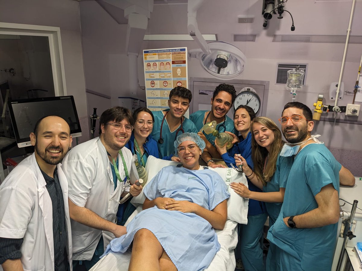 anestclinicbcn's tweet photo. Els nostres R1 inicien el seu programa formatiu basat en simulació amb un taller sobre via aèria.
Gràcies a la col·laboració de #SimClinic, laboratori d'habilitats de @CampusClinicUB i al Dr. Valero, expert en via aèria!
#resis #simulació #proudofyou @rvaleroc @hospitalclinic https://t.co/fepPolzbDL