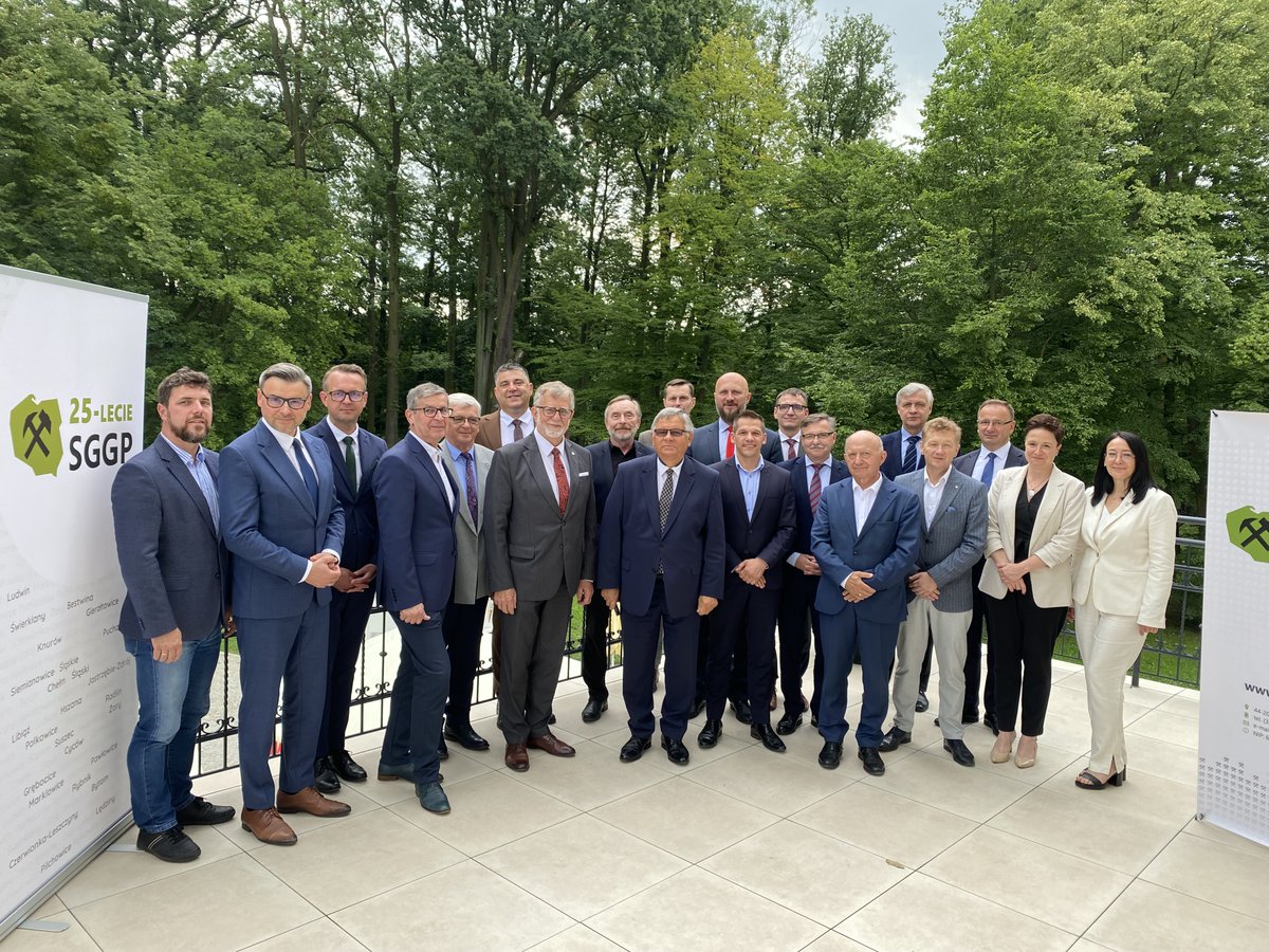 SGGP16's tweet photo. W SGGP to był tydzień zmian. We wtorek Zgromadzenie wybrało nowe władze. Z nowym Zarządem i Komisją Rewizyjną kontynuujemy naszą 25-letnia działalność.

https://t.co/5cWvlWB93t https://t.co/Jm7bRdinXK