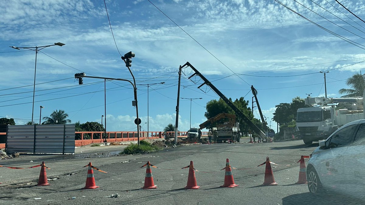 A Secretaria Municipal de Mobilidade Urbana (STTU) informa que, devido ao tombamento de um poste na Avenida do Contorno, próximo à estação da CAERN, o trânsito está interditado para que as equipes da Neoenergia possam realizar os reparos necessários.