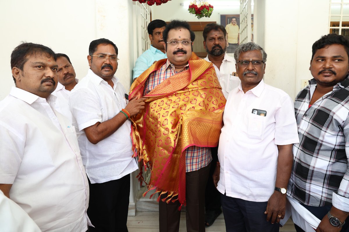 PSsureshdmk's tweet photo. வேலூர் நாடளமன்ற தேர்தலில் *இரண்டாவது முறையாக 2,15,702 வாக்கு வித்தியாசத்தில்* 
நாடளுமன்ற  உறுப்பினர் அண்ணன் *D.M.#கதிர்ஆனந்த்MP* அவர்கள் 
வெற்றி பெற்றதையொட்டி மாதனூர் கிழக்கு ஒன்றிய கழகத்தின் சார்பாக
ஒன்றிய கழக நிர்வாகிகளுடன் வாழ்த்துரைத்தபோது... https://t.co/qlEgZWxrKQ